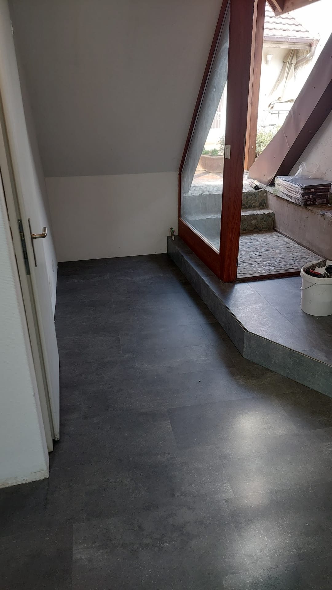 Neu verlegter Schieferboden