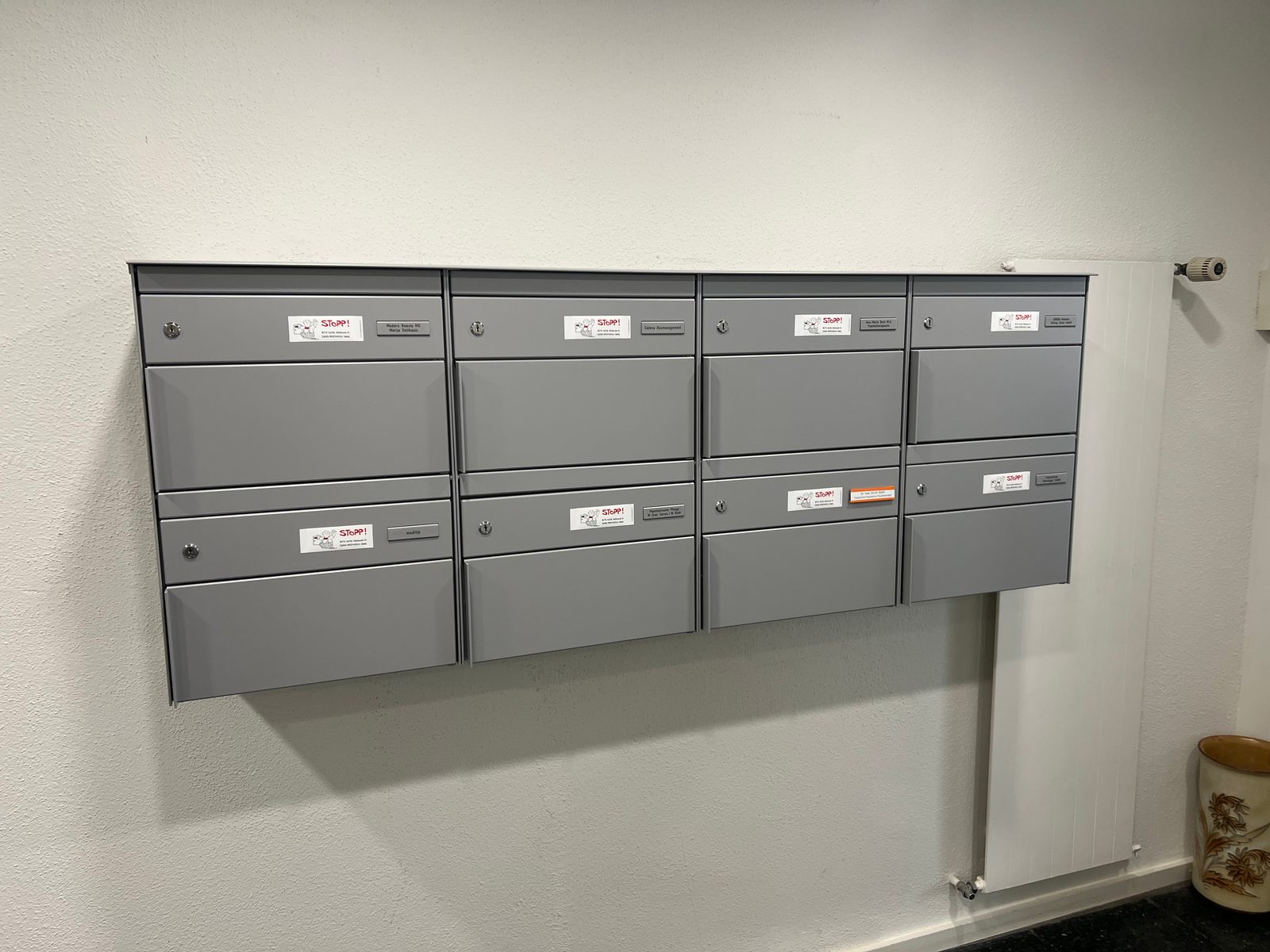 Neue Briefkastenanlage im Eingangsbereich