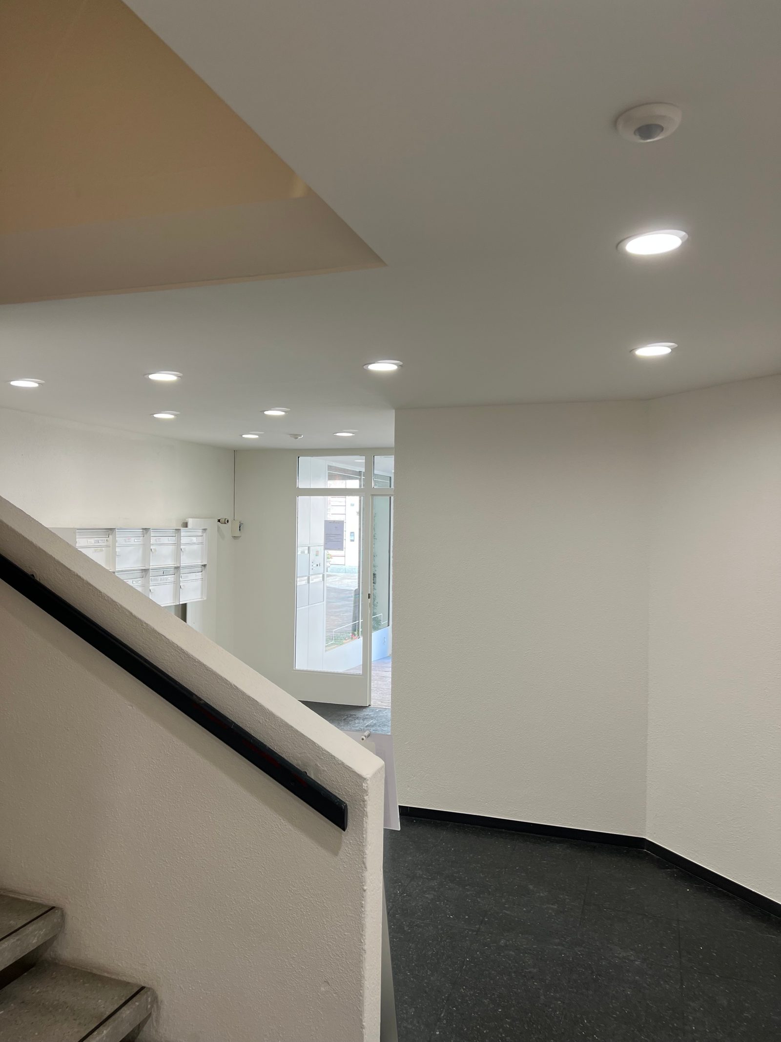 Neu gestalteter Eingangsbereich mit Einbauleuchten