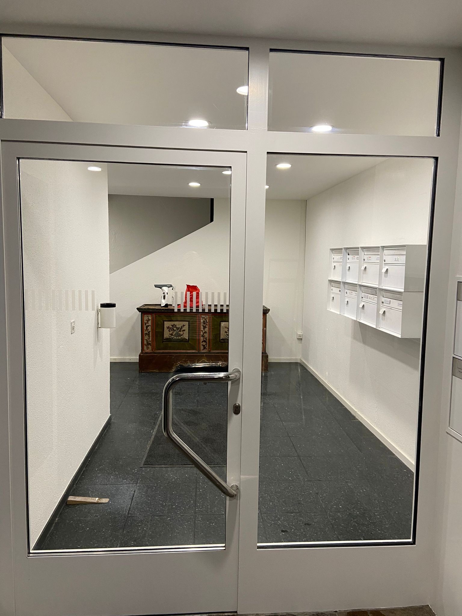 Renovierter Eingangsbereich mit Briefkästen