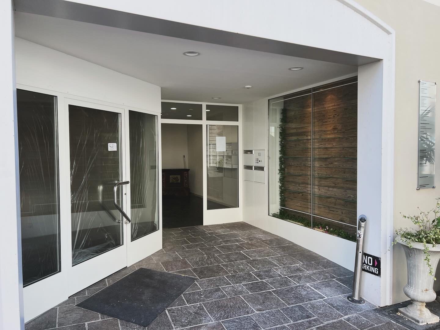 Moderner Eingangsbereich mit Glastüren