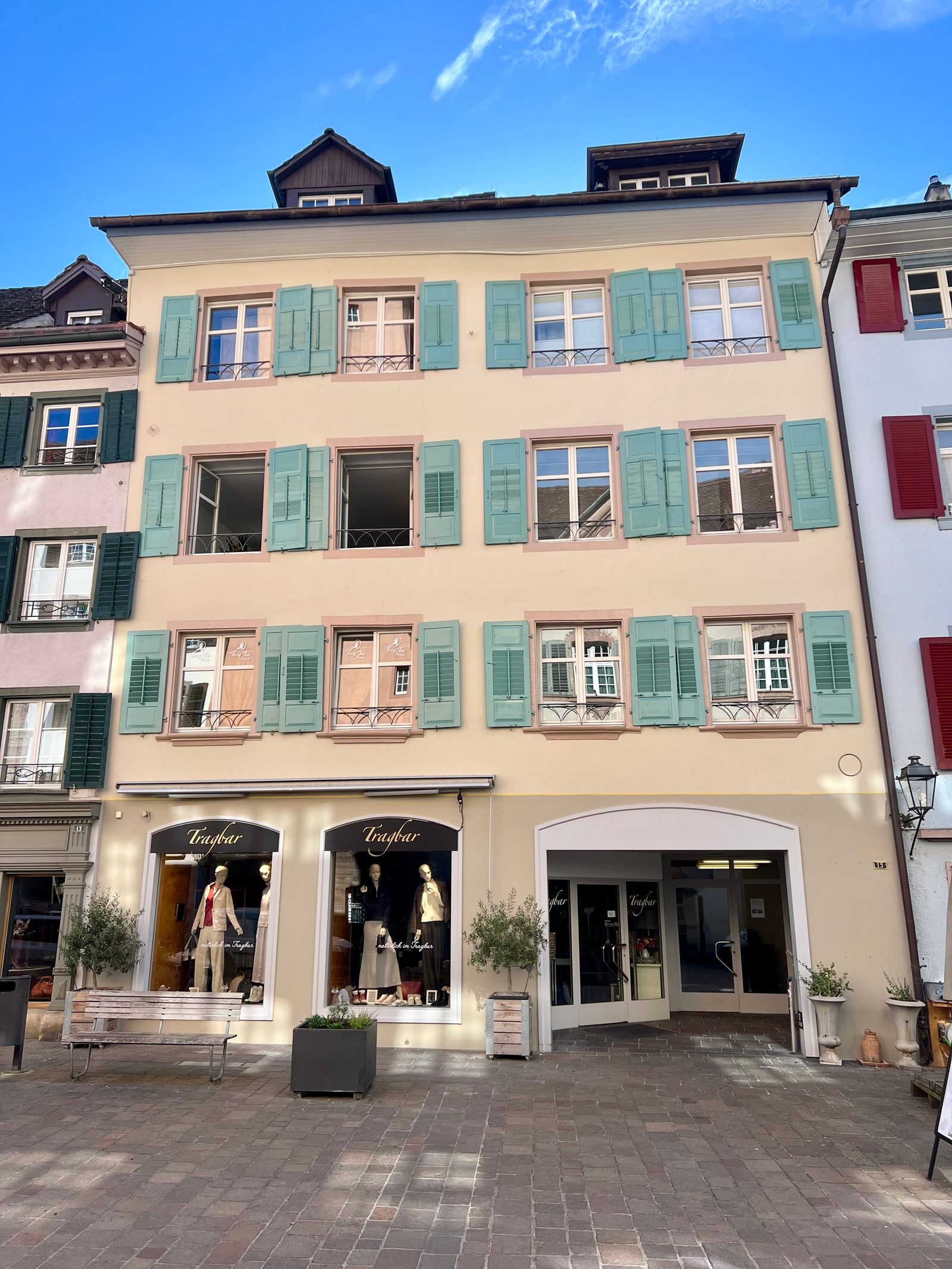 Fertig sanierte Fassade mit grünen Fensterläden