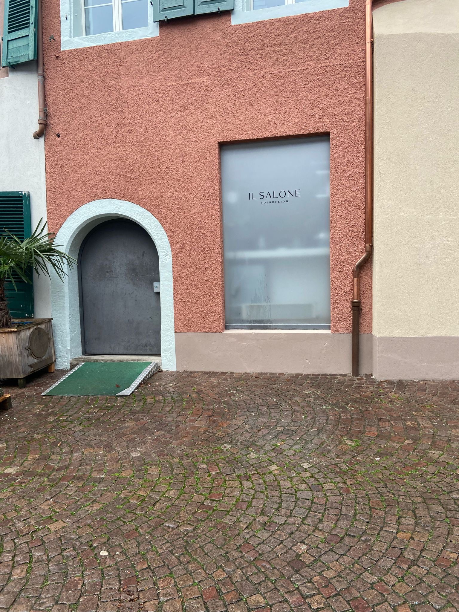 Frisch gestrichene Gebäudefassade