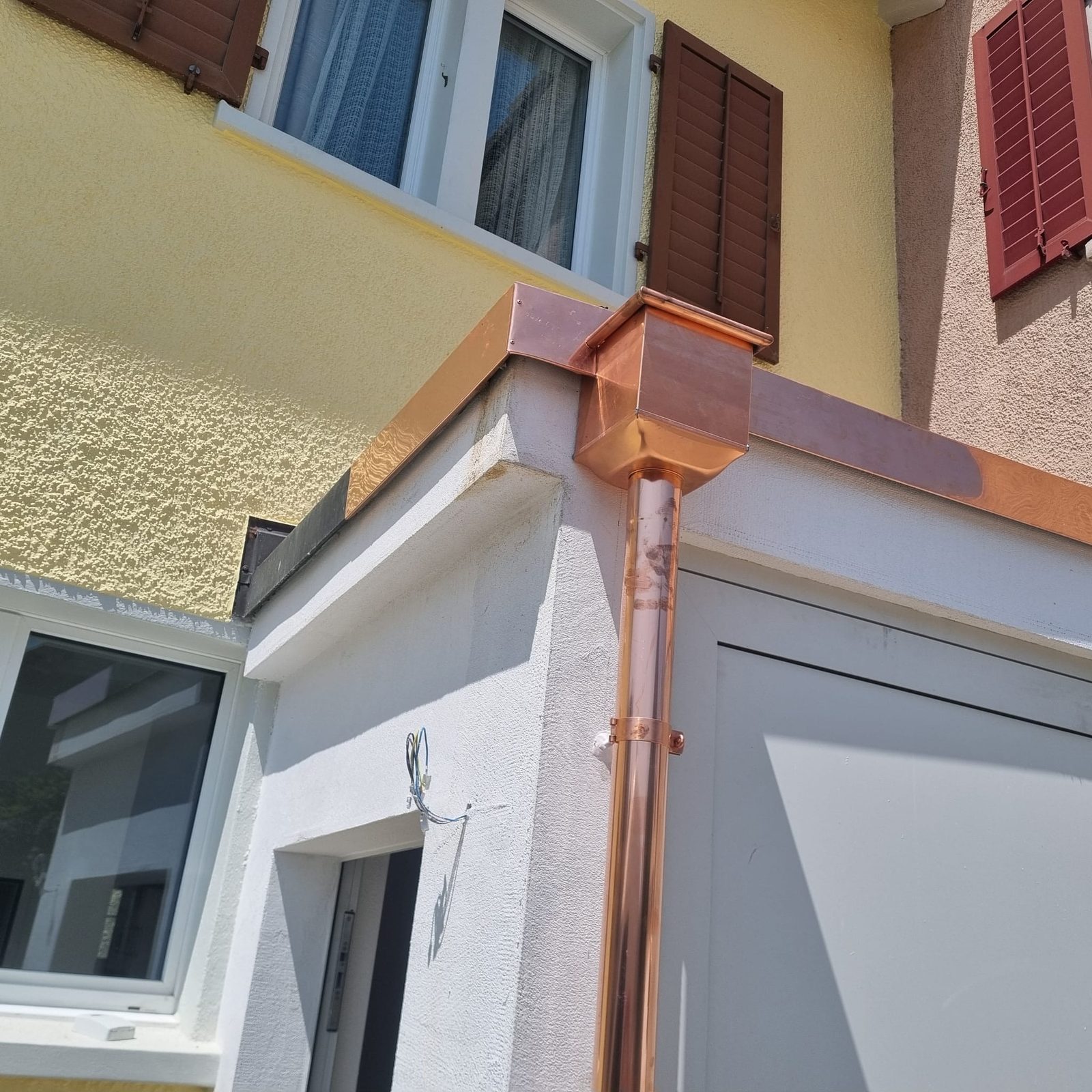 Neue Kupfer-Dachrinne an Gebäude