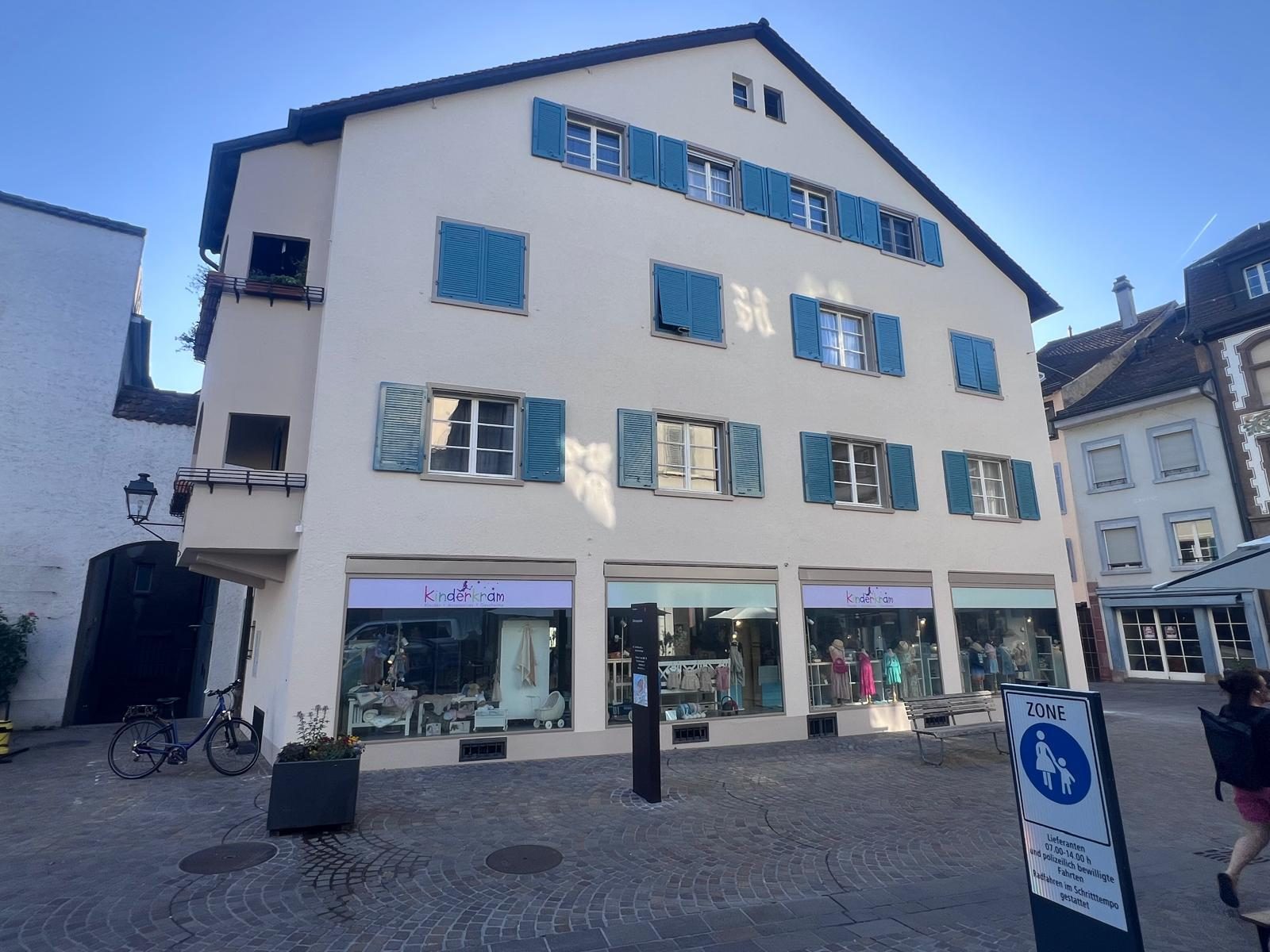 Frisch sanierte Fassade mit blauen Fensterläden an der Marktgasse in Rheinfelden