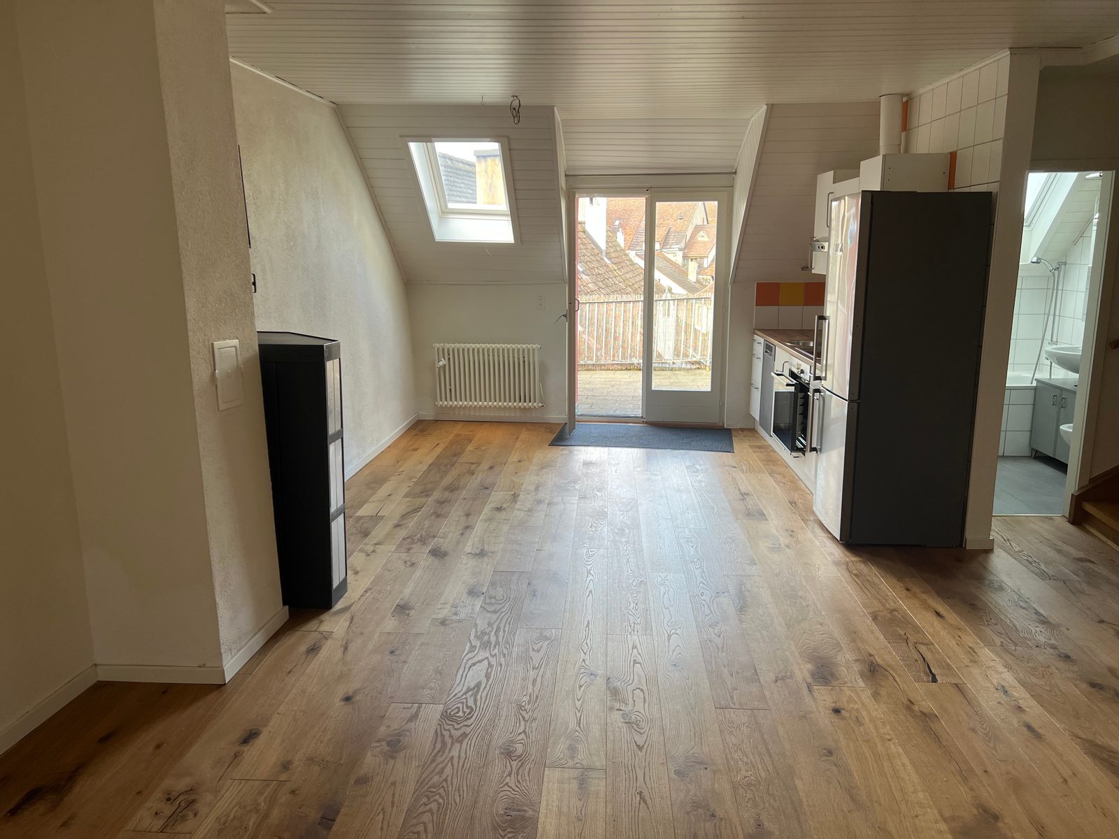 Renovierte Wohnung mit Eichenholzboden und offener Küche