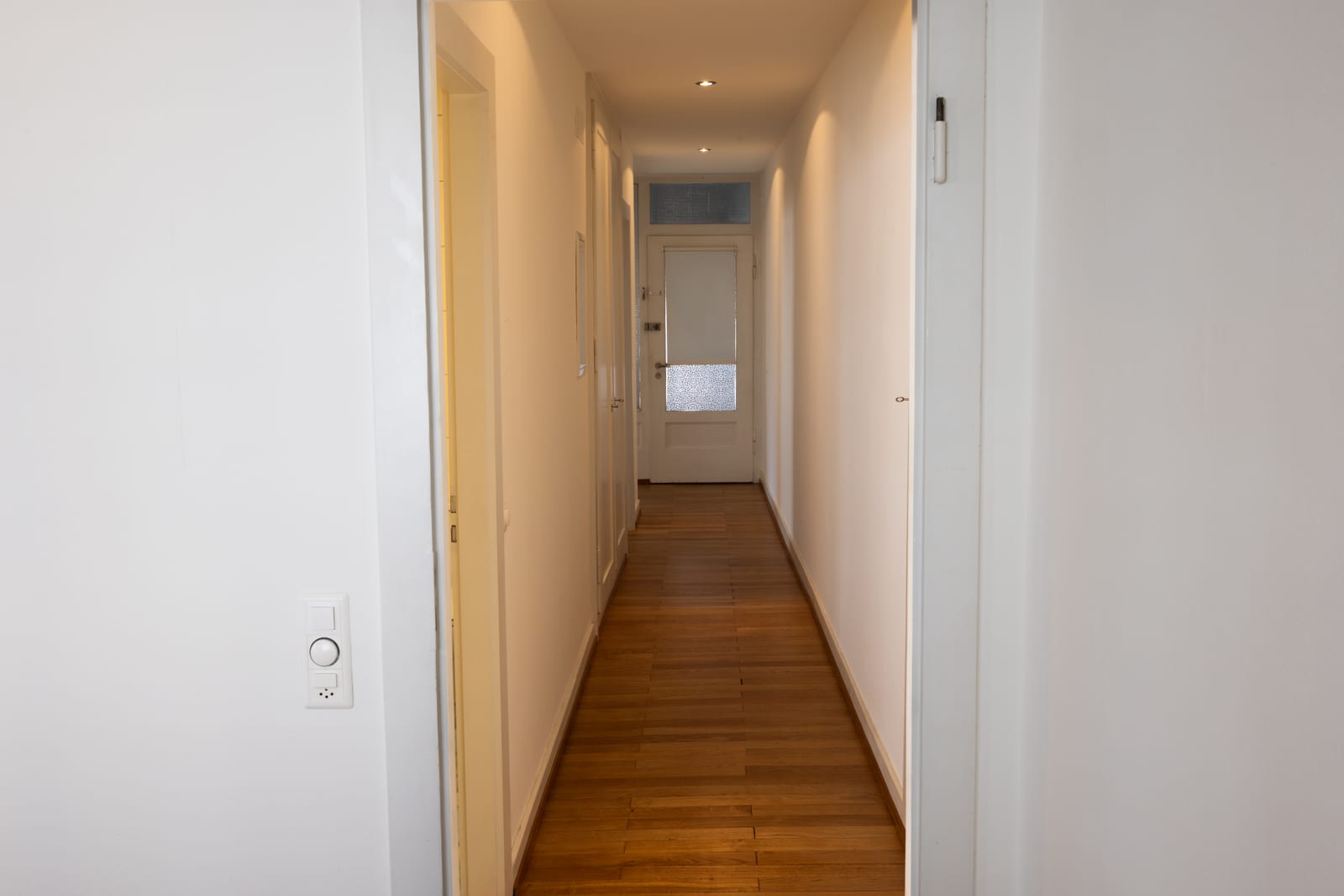 Heller Korridor mit neuem Eichenholzboden
